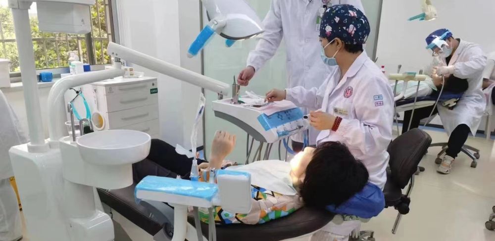 2023年5月16日，湖南省人民医院口腔科，患者正在接受治疗。（受访者供图）