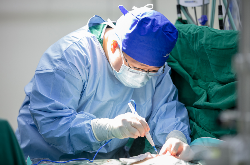 医生在为藏族先心病患儿做手术