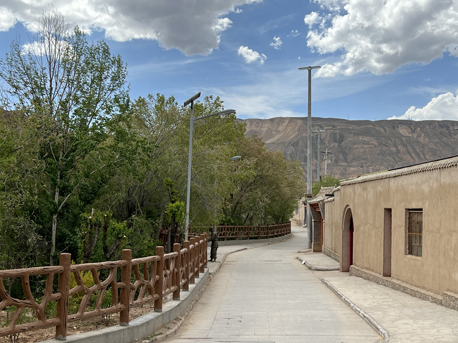 黄南州同仁市:扮靓乡村,为乡村振兴着墨添"彩"|乡村振兴_新浪财经