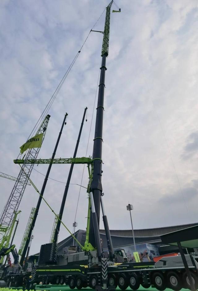 中联重科全新一代zat24000h全地面起重机. 匡滢摄