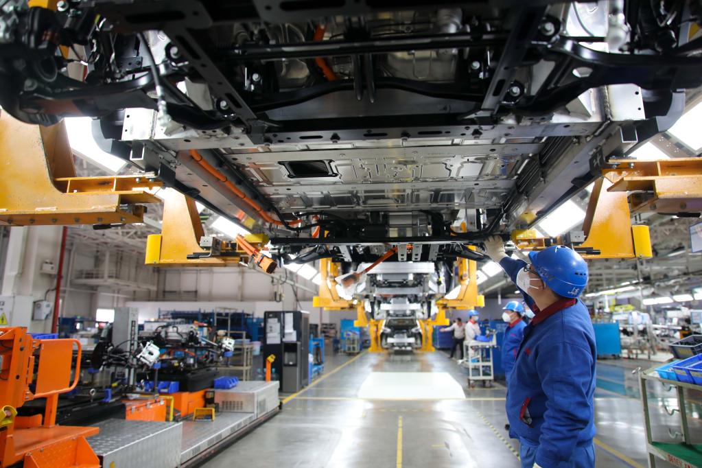 2月3日,安徽芜湖,工人在奇瑞汽车股份有限公司新能源二期工厂总装车间