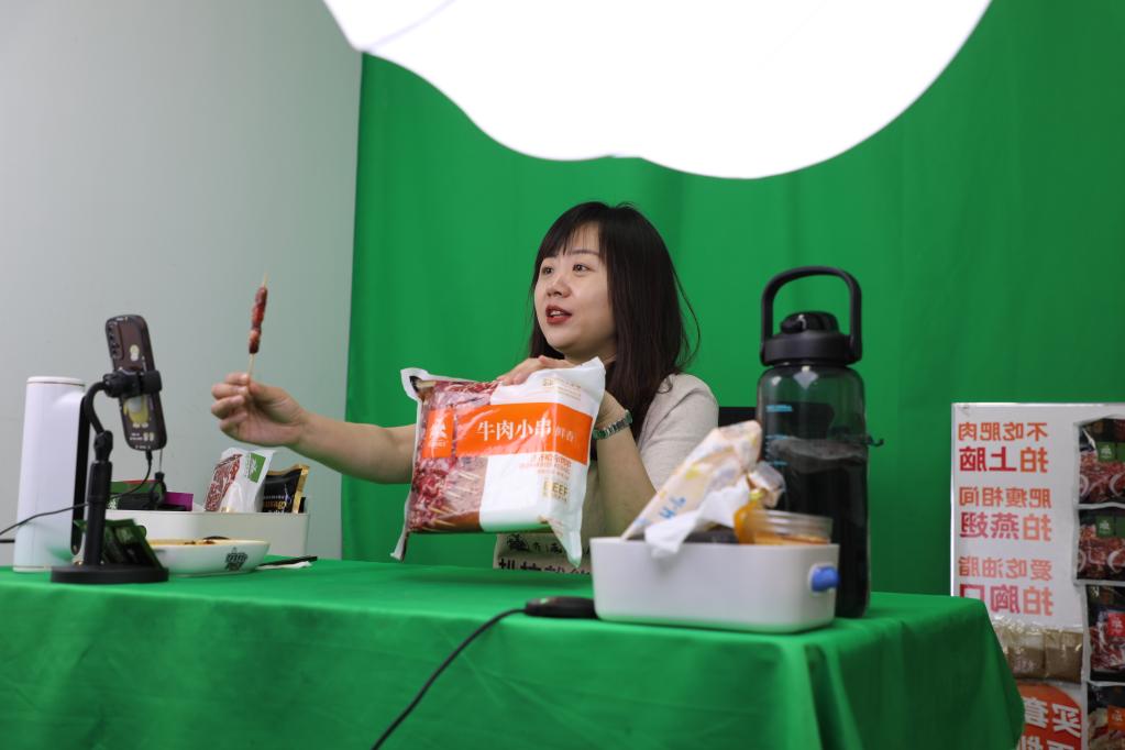 在黑龙江省齐函杨佳清真肉业有限公司,带货主播正在直播.