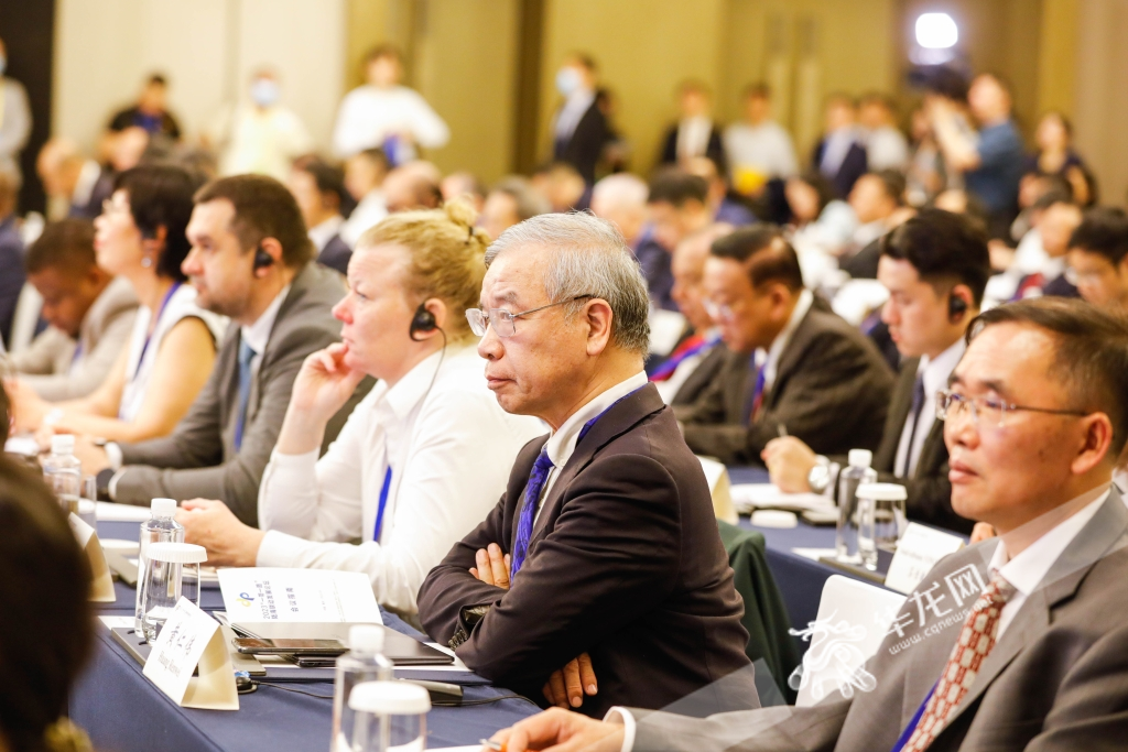 现场观众聆听演讲.华龙网-新重庆客户端记者 石涛 摄