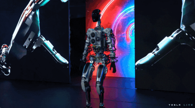 2022 年 Optimus 在「特斯拉 AI 日」上亮相。