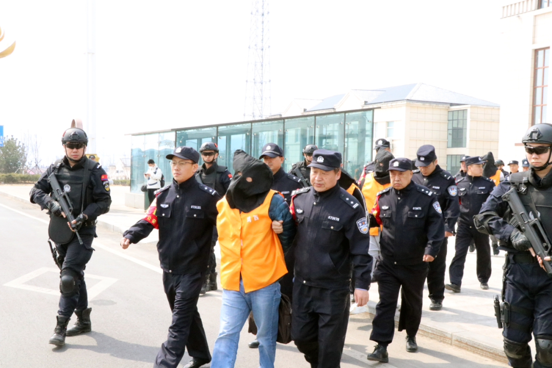 4月5日,案件犯罪嫌疑人被押解到鸡西.(受访单位供图)