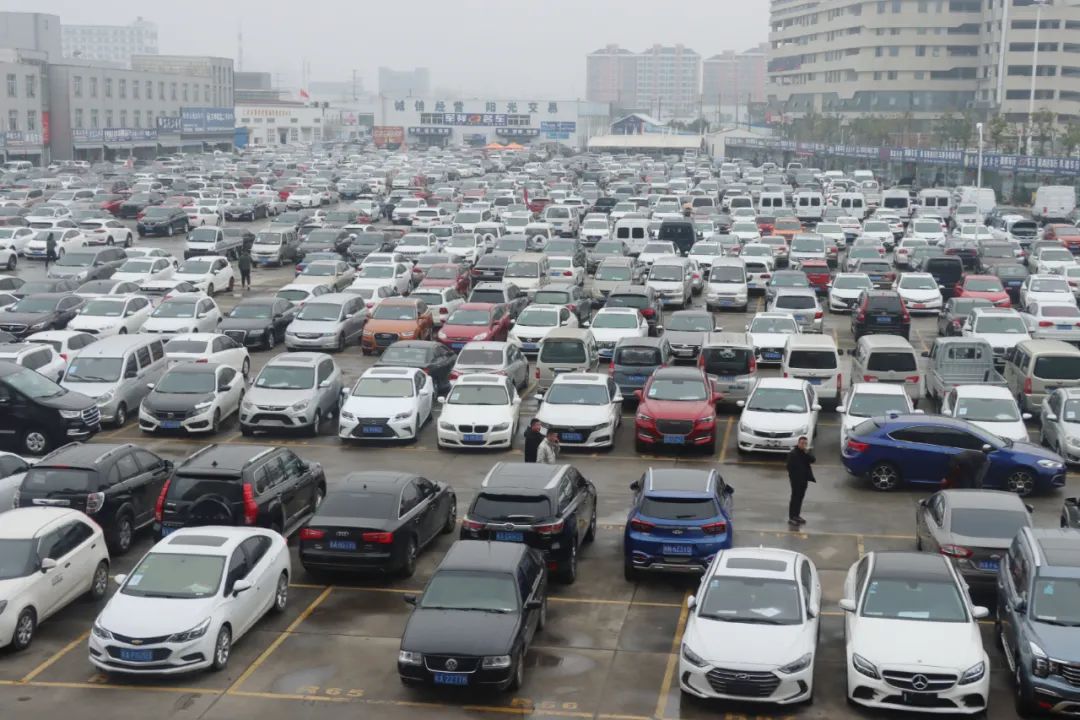 安徽合肥,某二手车交易市场停车场停放几百部二手汽车.