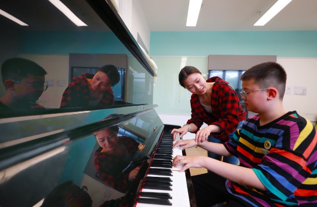 5月13日,南京市妇女儿童活动中心某培训机构,老师在手把手地教孩子