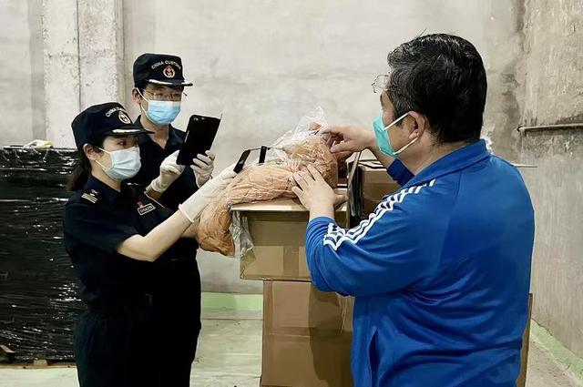 北京海关所属朝阳海关关员对一批进口服装进行上门查验 摄影/胡莹