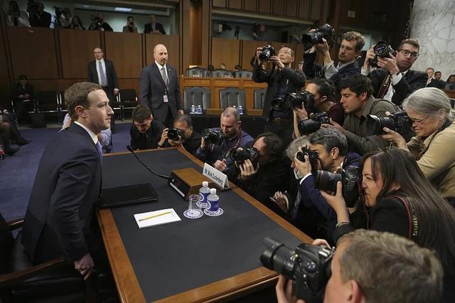 当地时间2018年4月10日，美国华盛顿，“脸书”公司创始人扎克伯格（左）出席国会听证会。图/视觉中国