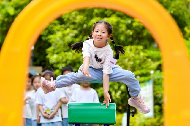 幼儿快乐参与"跳马"项目的体能训练.通讯员 谭云俸 摄