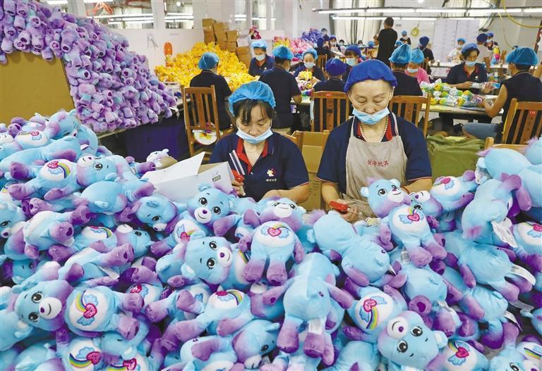安康市恒口示范区毛绒玩具厂一角.