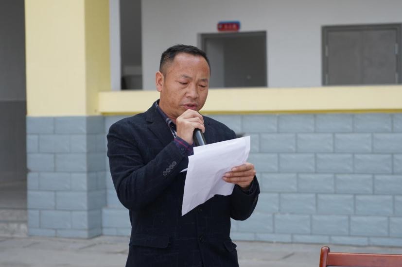 （新田小学校长马海克布发言）