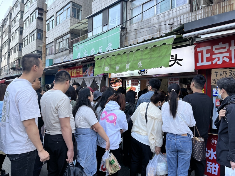 游客在排队购买衢州鸭头.