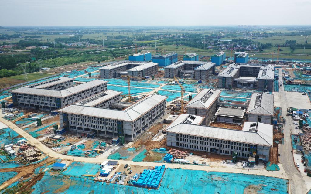 新华社记者 张浩然 摄白桐干渠岸边,规划3000亩的张仲景国医大学复建