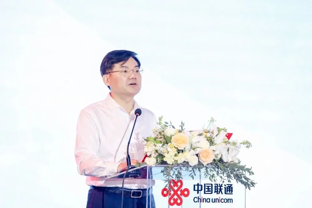 图为湖南联通党委书记,总经理欧阳恩山致辞