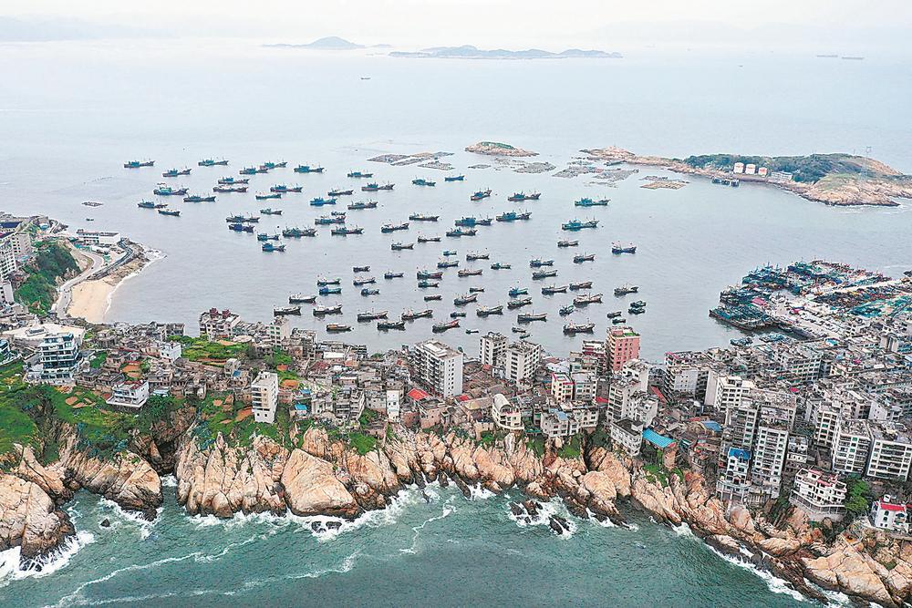 近日,福州市连江县苔菉镇北茭村,渔船有序驶回渔港休渔.王旺旺 摄