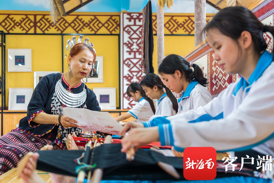 海南省国兴中学开设的黎族织锦技艺课.记者 曹志 摄