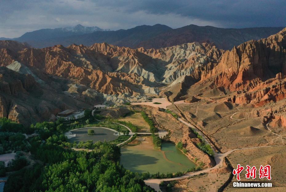 航拍青海省海南藏族自治州贵德县境内的丹霞地貌多彩如画.马铭言摄