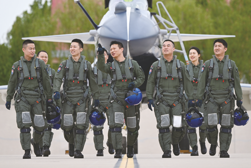 &nbsp;&nbsp;&nbsp;&nbsp;空军八一飞行表演队队员训练归来