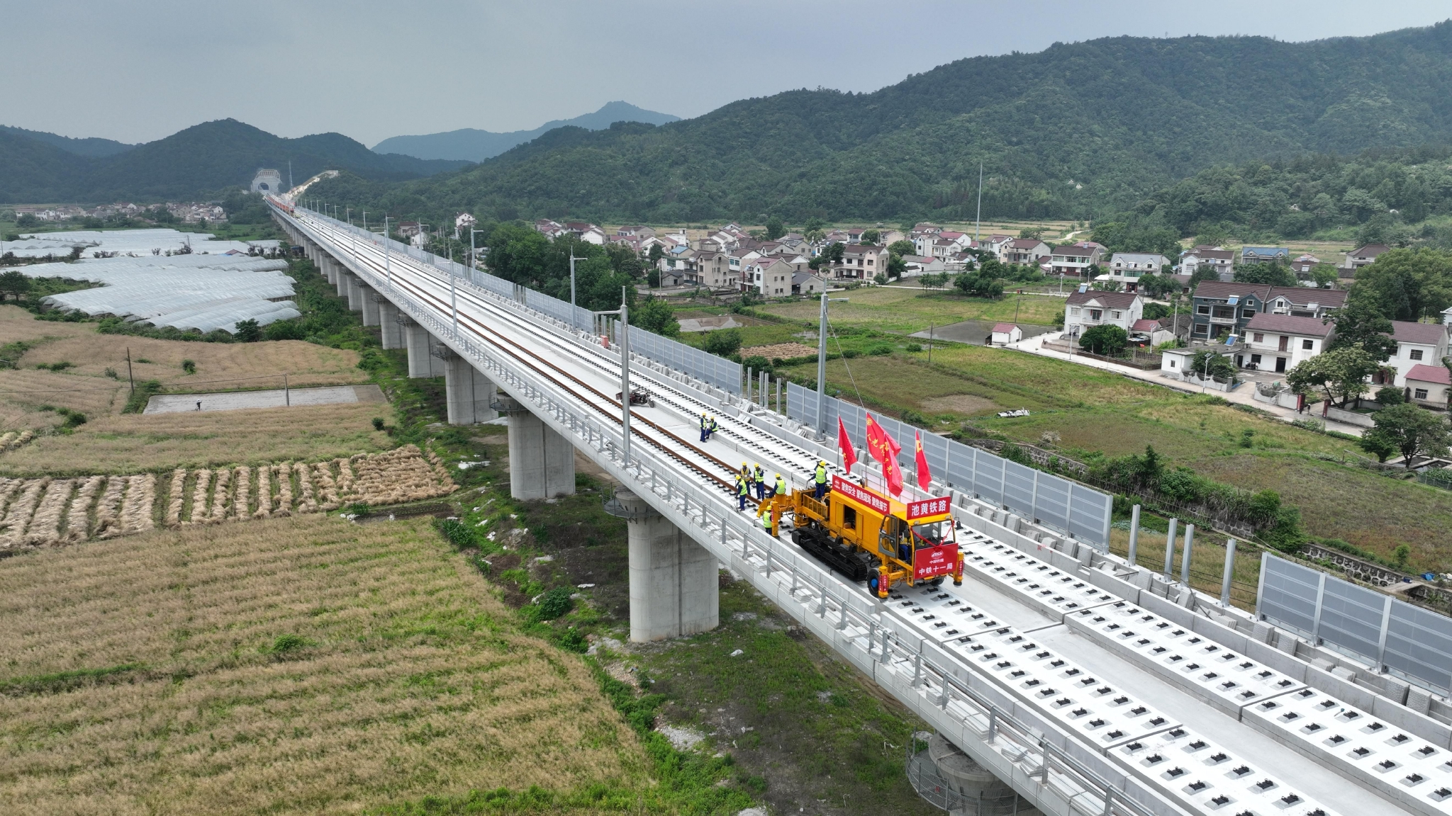 池黄高铁全线开始铺轨|高铁_新浪财经_新浪网