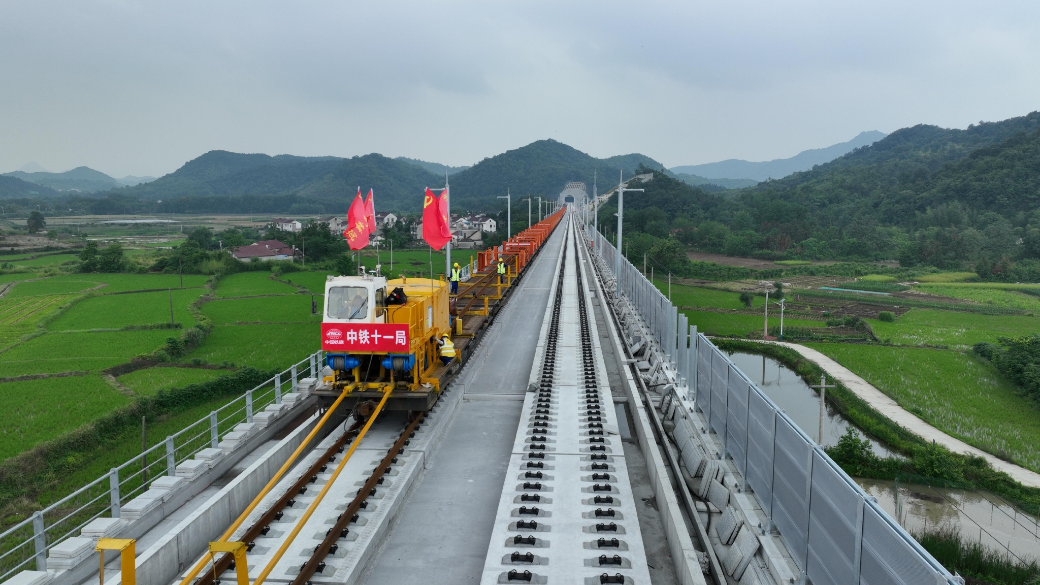池黄高铁全线开始铺轨|高铁_新浪财经_新浪网
