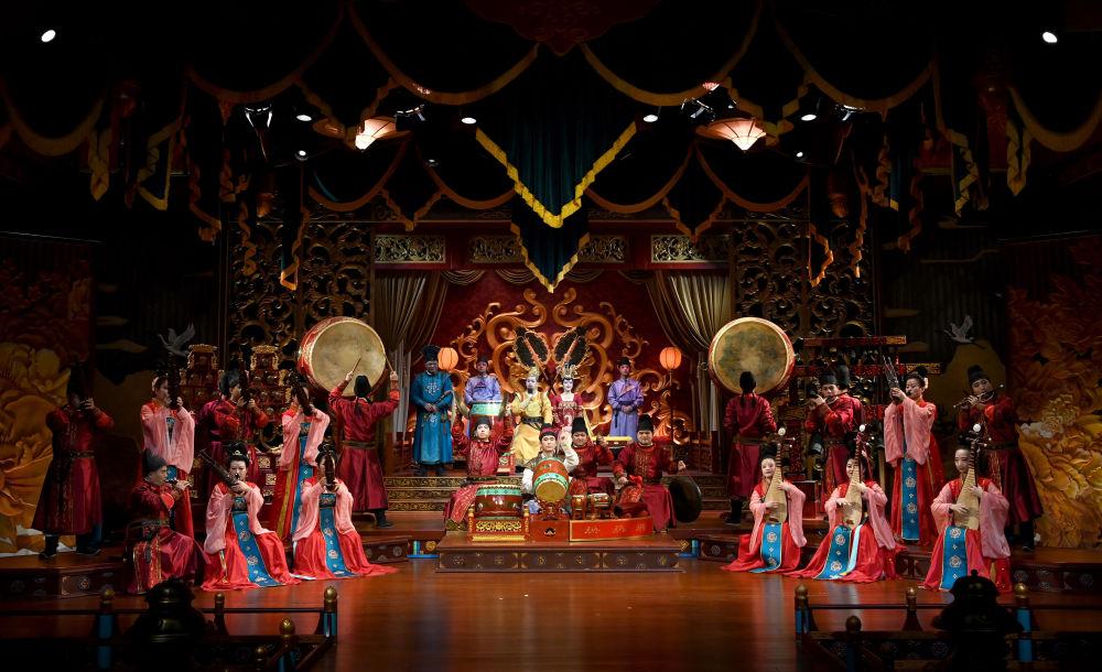 西安大唐芙蓉园内上演的舞台剧《鼓》(1月24日摄).