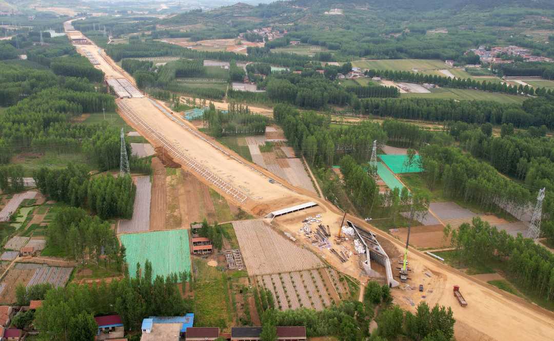 5月18日俯瞰山东省沂南县孙祖镇境内的沾临高速临淄至临沂段建设工地.
