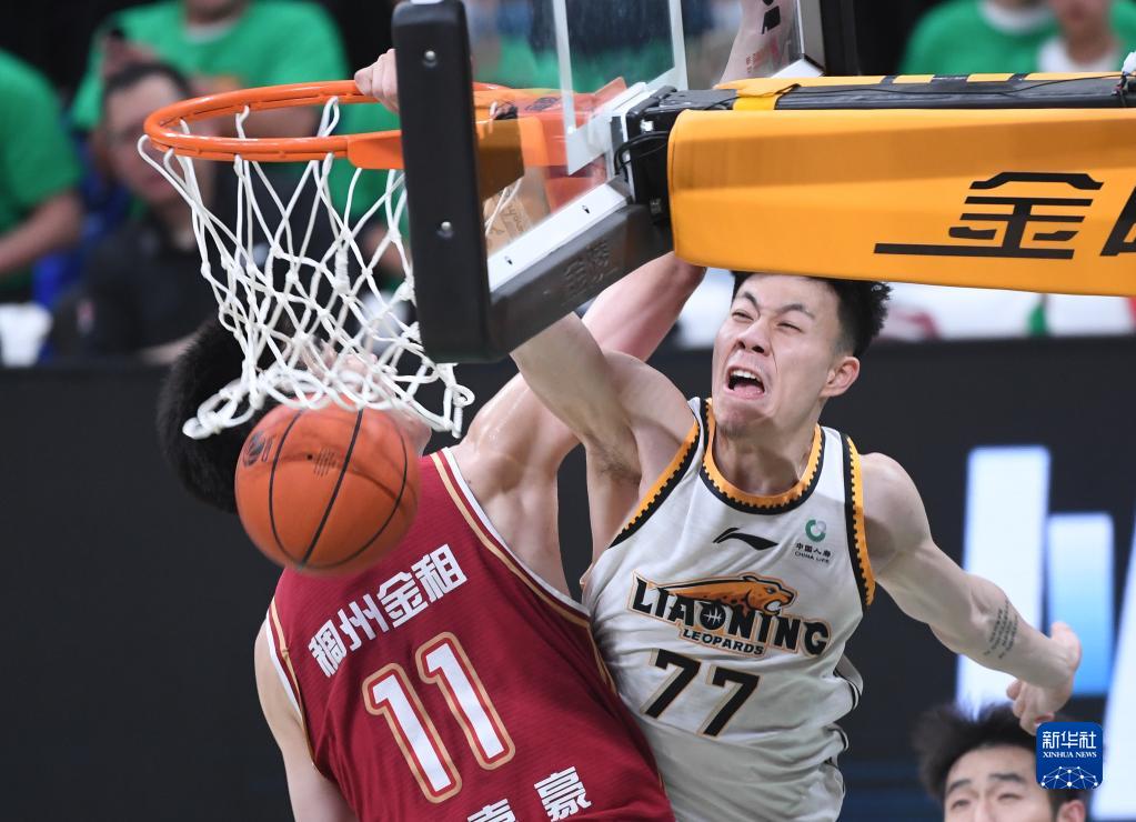 5月15日,张镇麟(右)在总决赛第四场比赛中扣篮.新华社记者 龙雷 摄