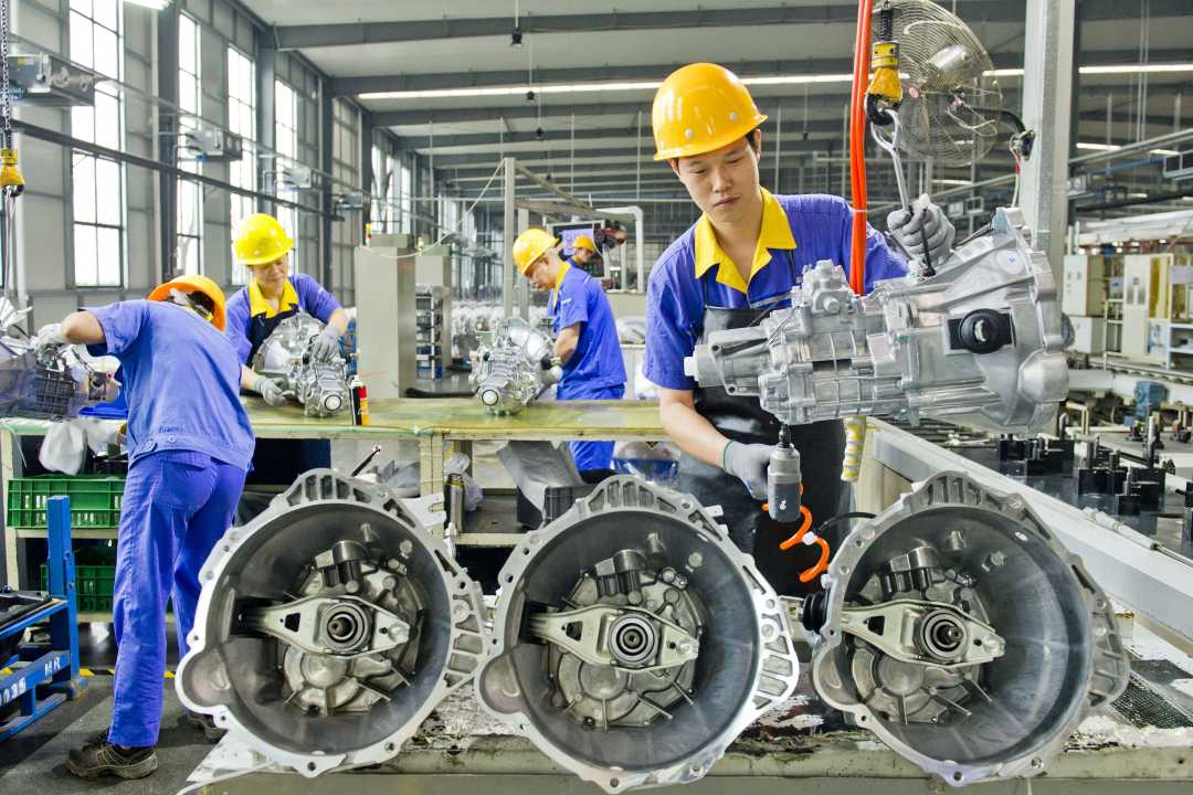 工人在蓝黛科技公司生产车间组装汽车变速器。曾清龙摄
