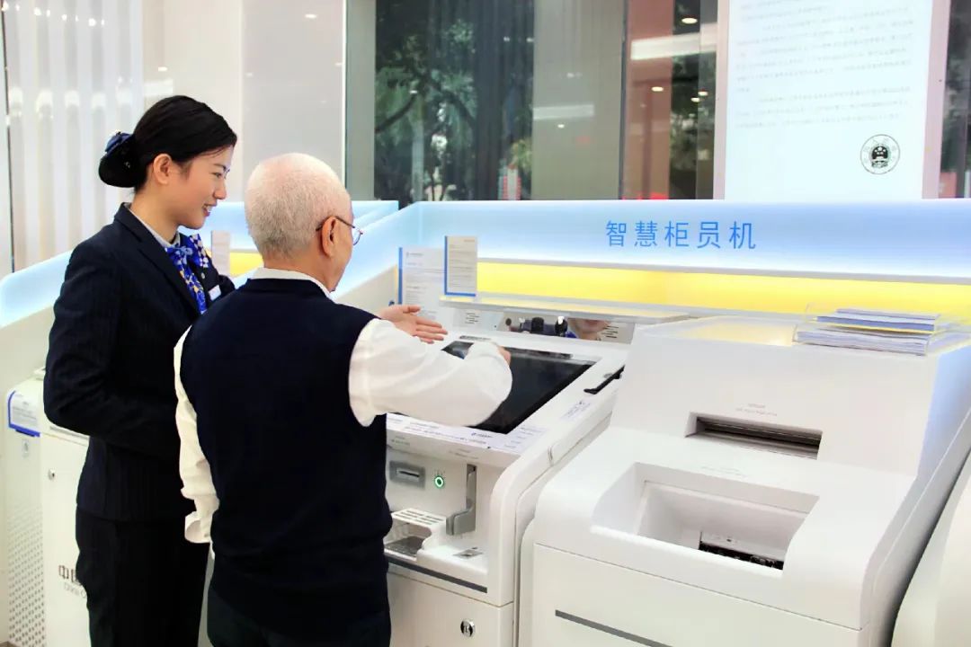 老人还可以通过建设银行手机银行向亲人发起"同屏协助"或向人工客服"