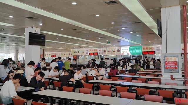 距离以往食堂正式营业还有一个小时,四川大学江安校区西园二餐厅食堂