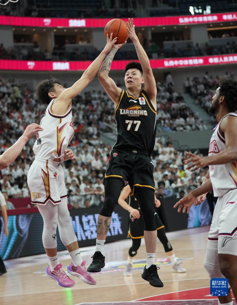 5月10日,张镇麟(右)在总决赛第二场比赛中投篮.新华社记者 孟永民 摄