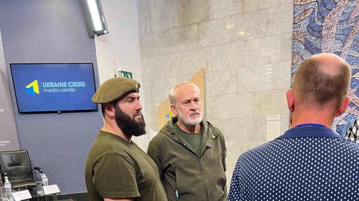 扎姆别托夫(左)和扎卡耶夫(中)曾一同露面