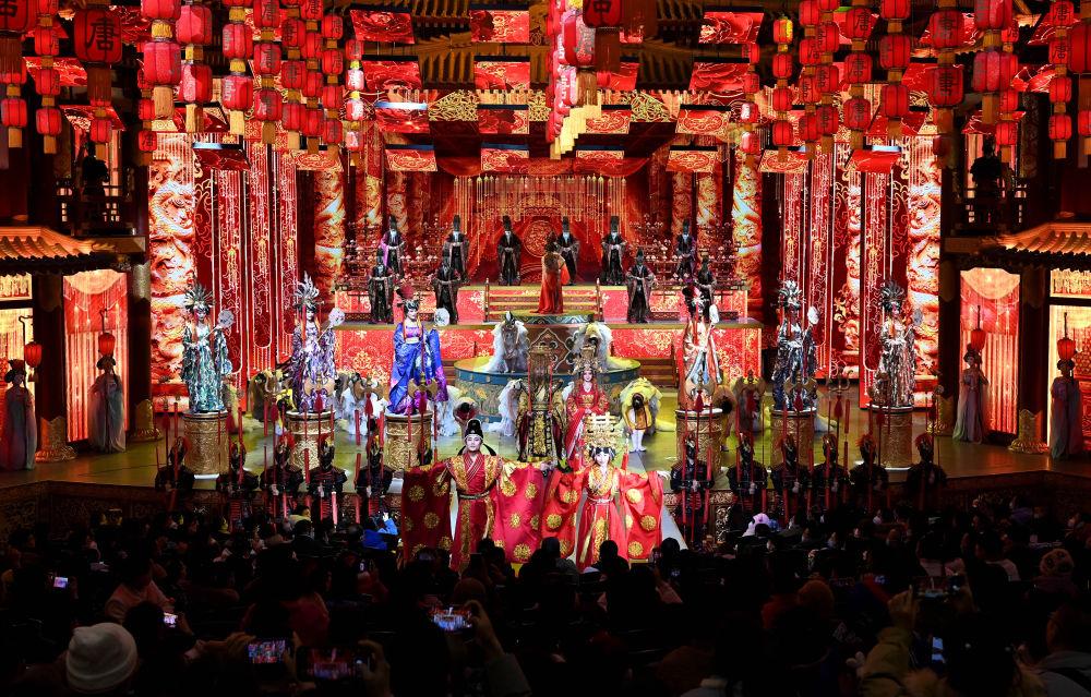 西安大唐芙蓉园内上演的舞台剧《鼓》(1月24日摄).