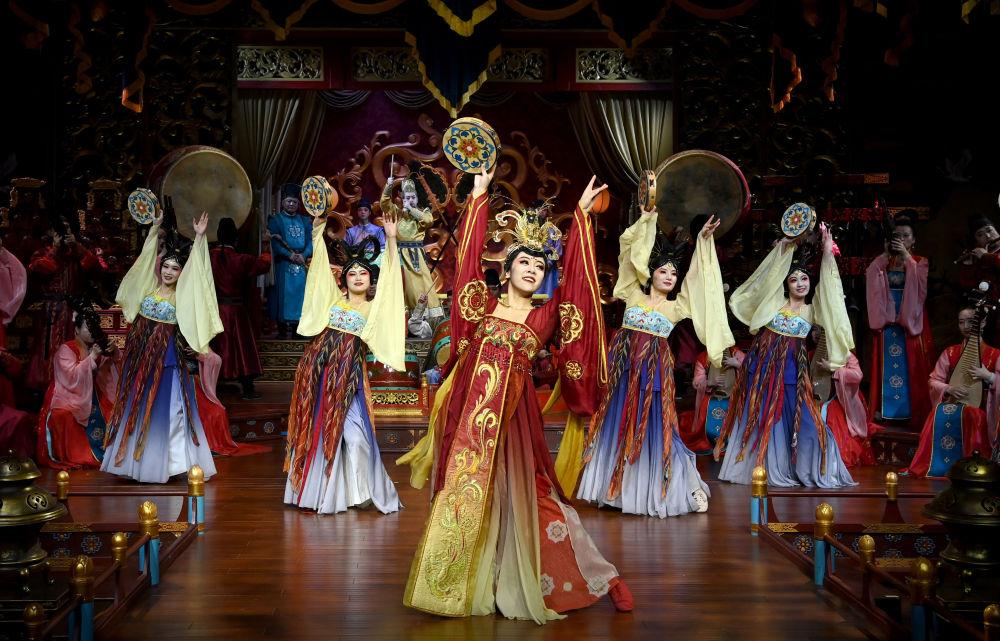西安大唐芙蓉园内上演的舞台剧《鼓》(1月24日摄).