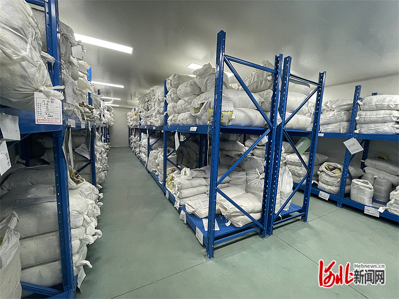 青龙同盛医药有限公司的中药材仓库.河北日报记者魏雨摄