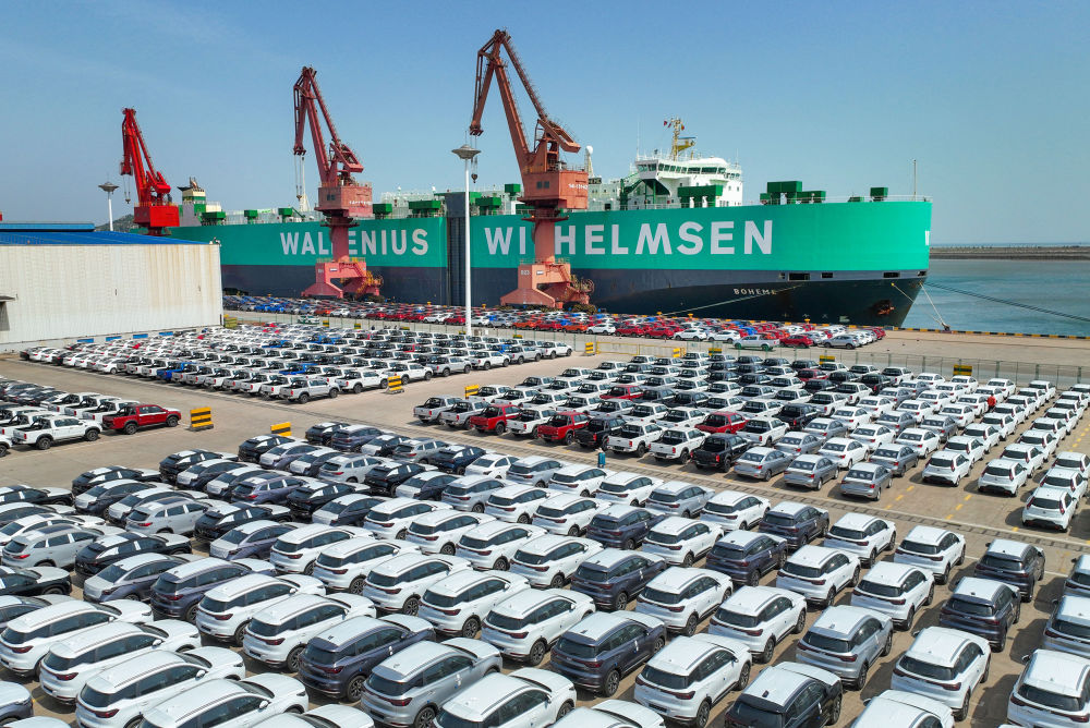 5月16日,一艘滚装船在江苏连云港港东方港务分公司码头装运出口汽车