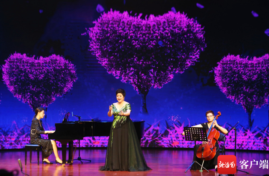 "媛起海南 因为有你"赵媛独唱音乐会在海口唱响.记者 陈望 摄