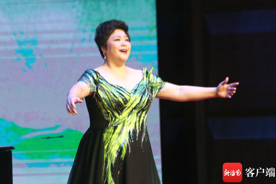 "媛起海南 因为有你"赵媛独唱音乐会在海口唱响.记者 陈望 摄