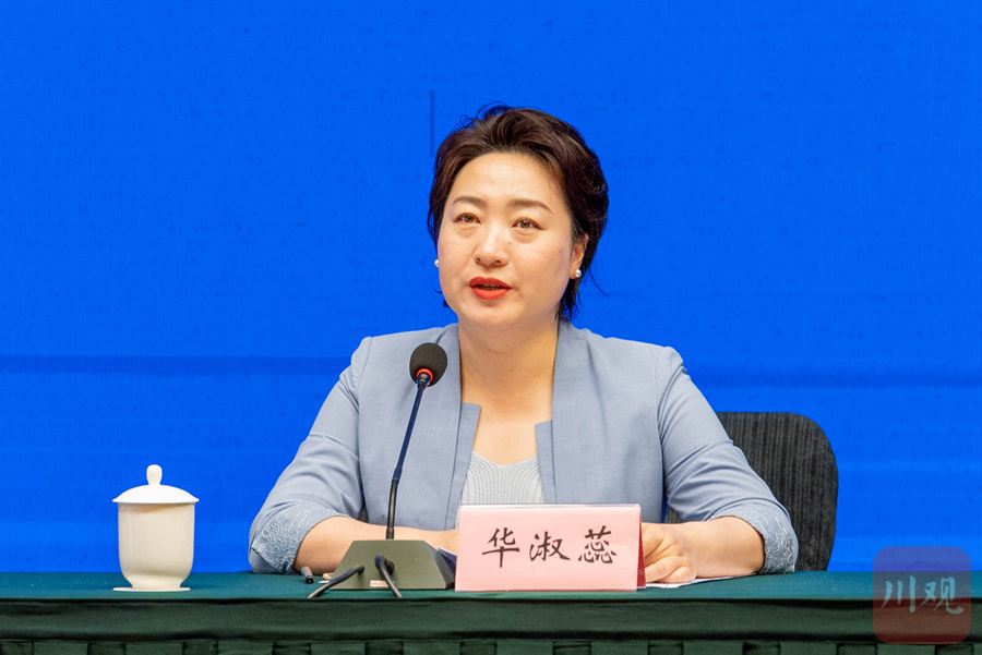 宜宾市副市长华淑蕊介绍有关情况.