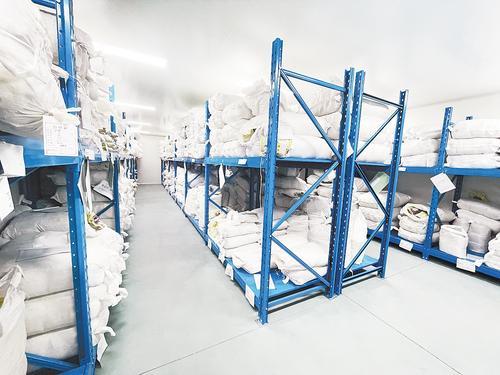 青龙同盛医药有限公司的中药材仓库.