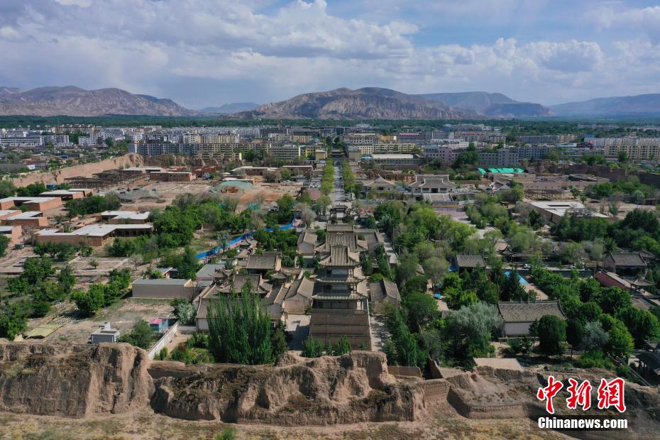 航拍青海省海南藏族自治州贵德县黄河岸畔文庙及玉皇阁古建筑群.