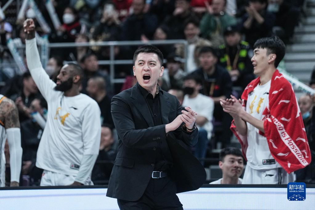 约大牌|杨鸣:迎难而上建三冠伟业 脚踏实地传辽篮精神|杨鸣_新浪财经