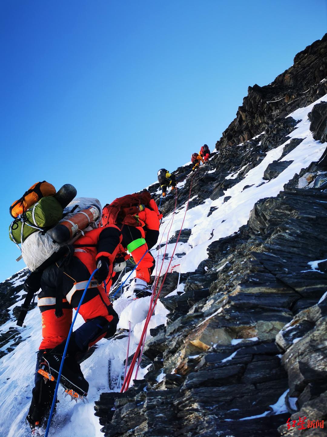 ↑队员登山途中