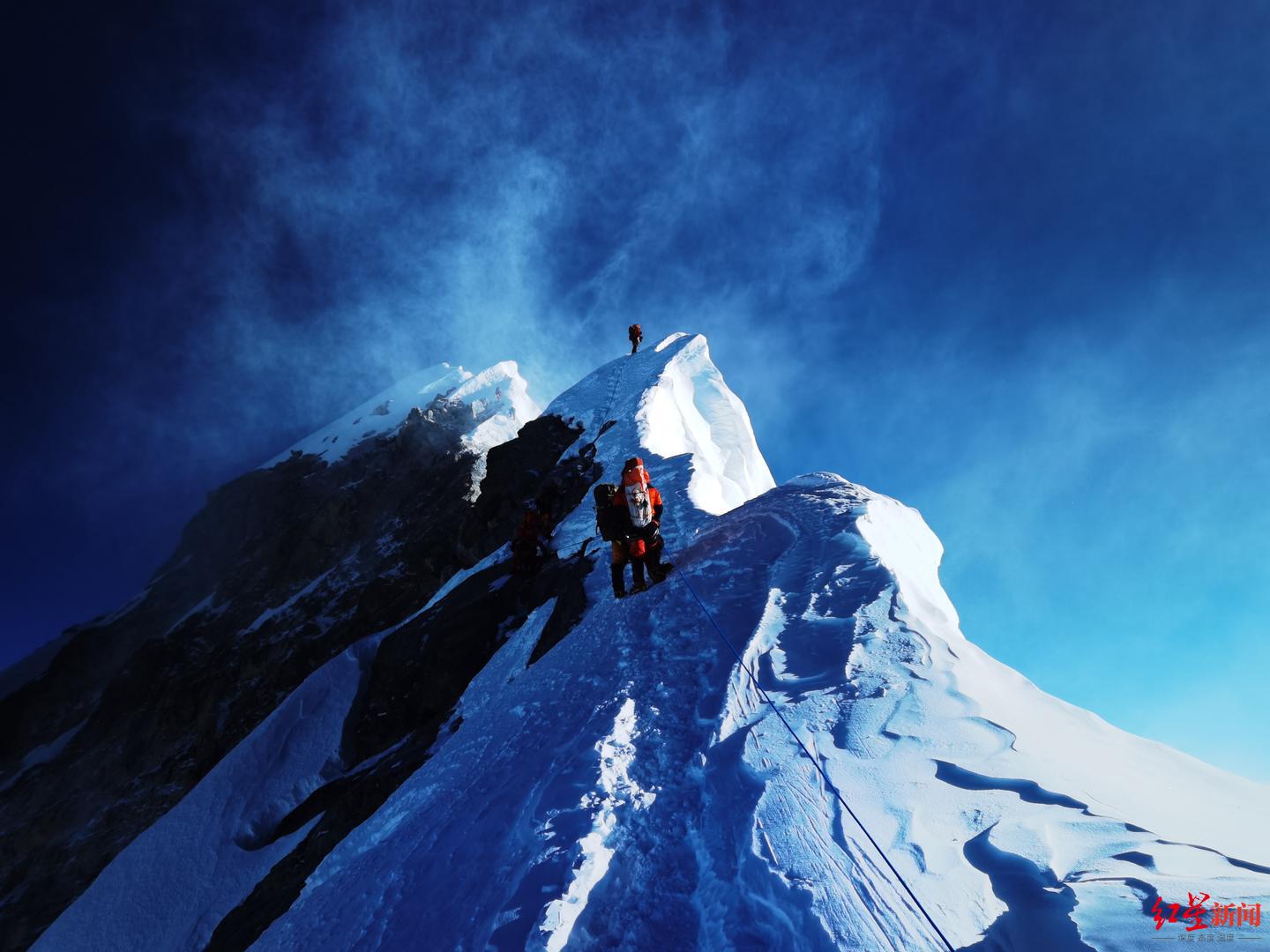 ↑杜思凯在登山途中