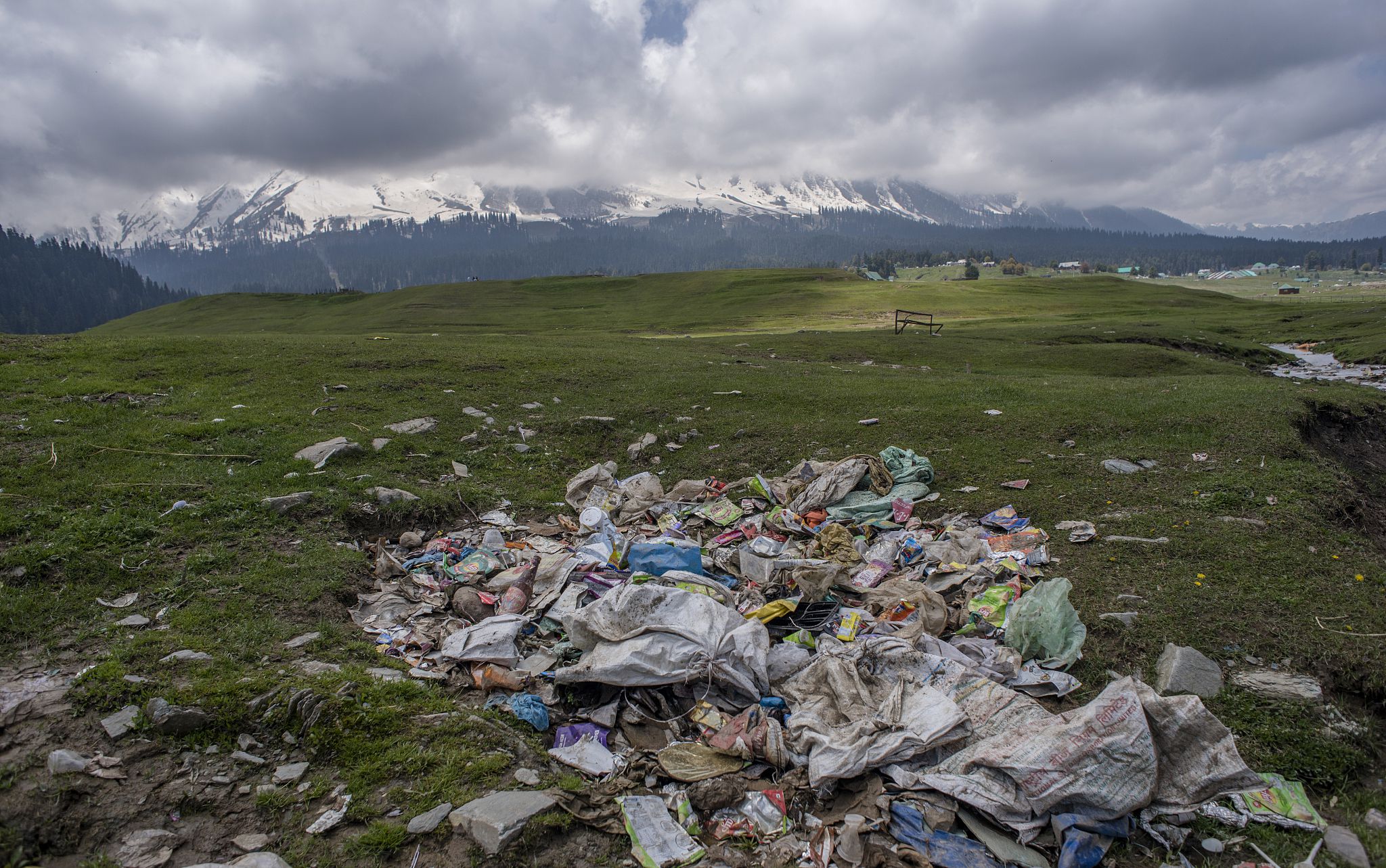 当地时间2023年5月15日,古尔玛格,草地上堆满了垃圾.