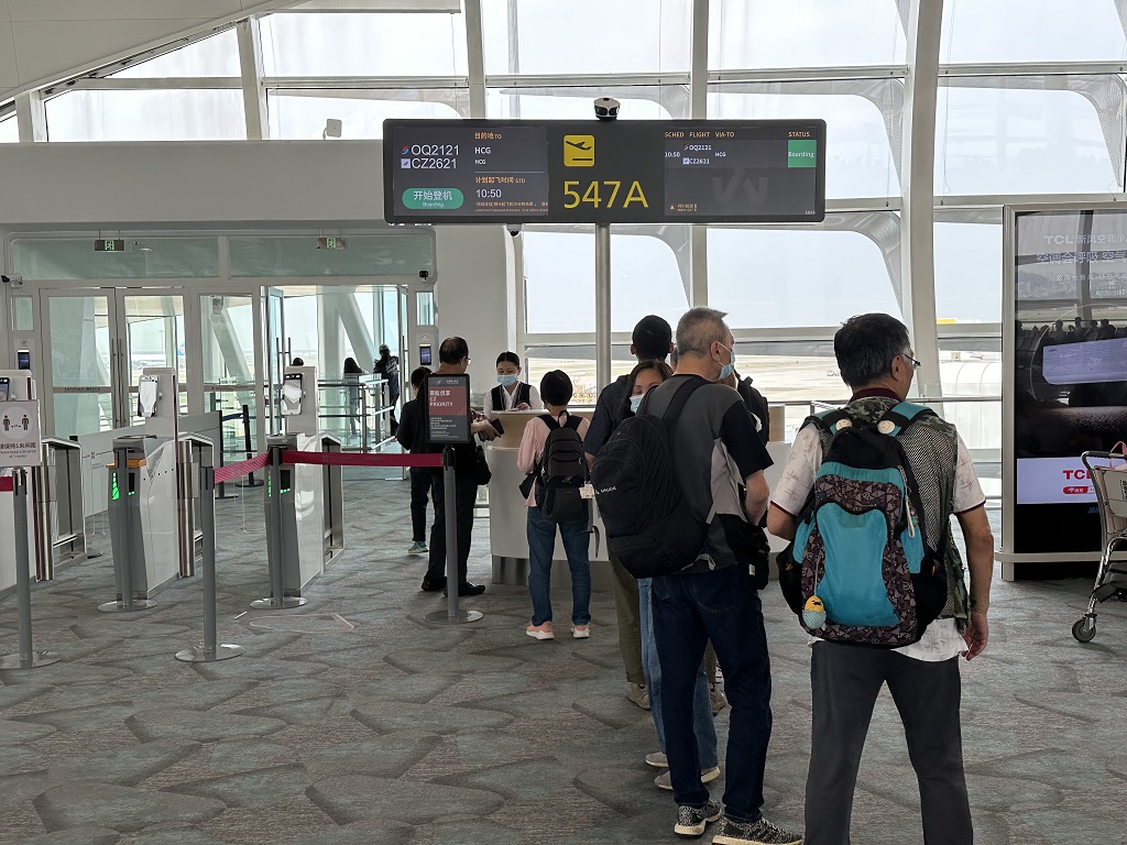 搭乘深圳至广西河池直飞航班的旅客正在排队登机.(深圳机场供图)