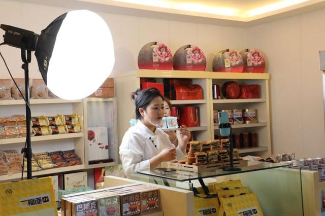 营口圣士实业有限公司生产车间内,主播正在带货直播.受访者供图.