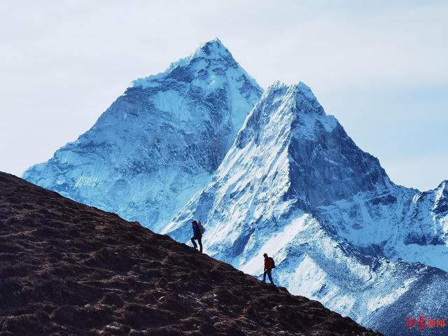 对话攀登珠峰遇难者同乡:我冲顶后下撤途中拥抱了上山的他 他若扔掉