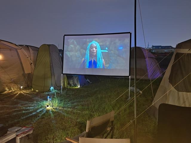 村民们用投影仪放露天电影.李宝花 摄